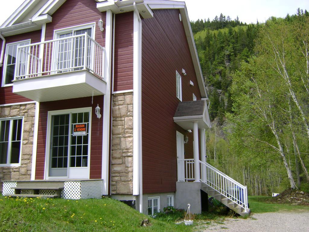 Entre Roc Et Montagne Apartment L'Anse-Saint-Jean Bagian luar foto