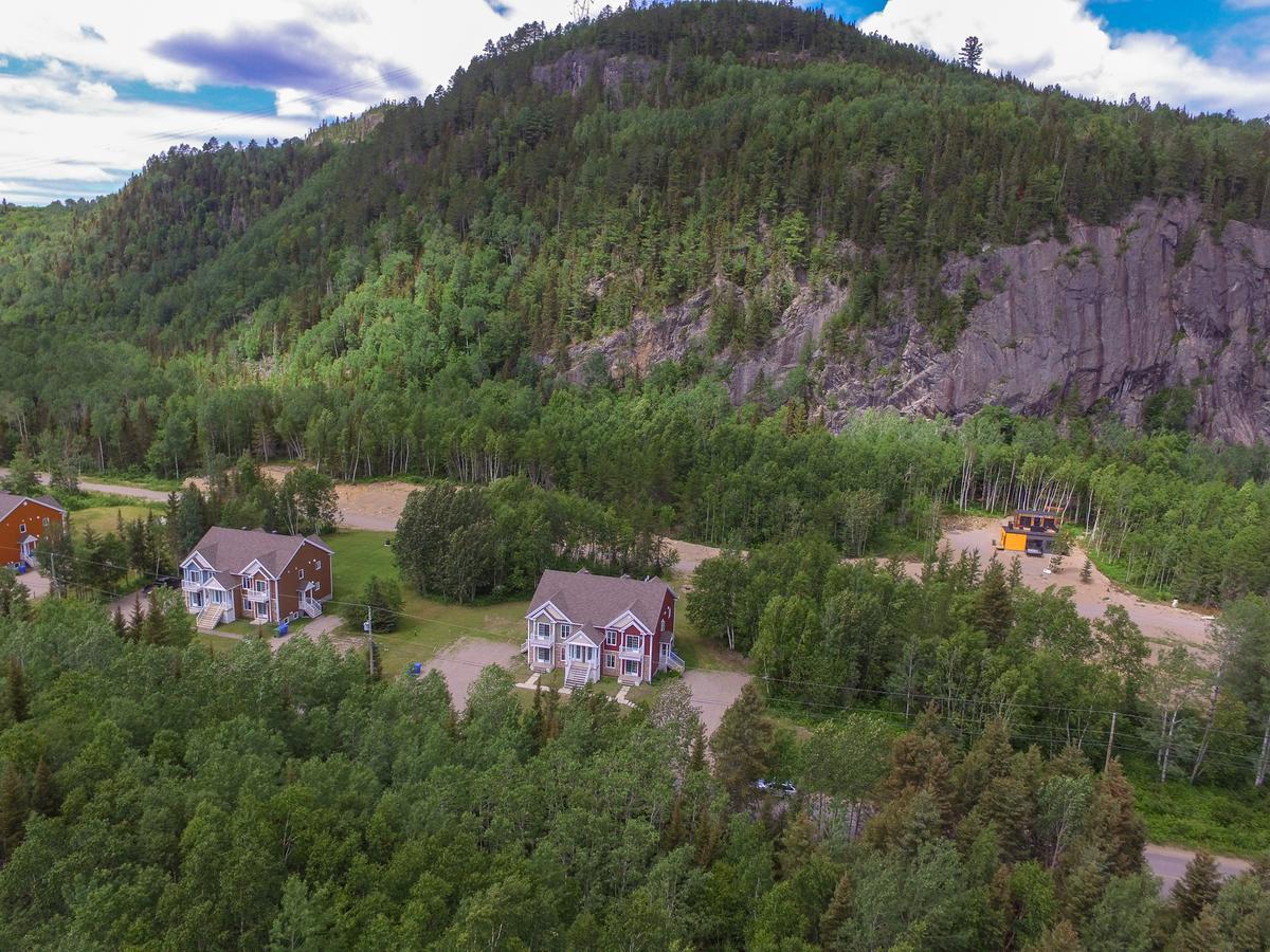 Entre Roc Et Montagne Apartment L'Anse-Saint-Jean Bagian luar foto