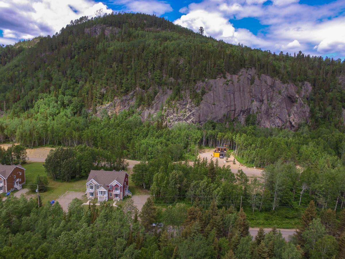 Entre Roc Et Montagne Apartment L'Anse-Saint-Jean Bagian luar foto