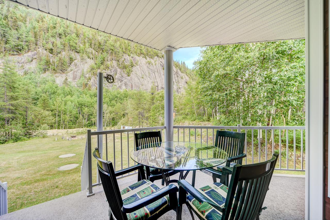 Entre Roc Et Montagne Apartment L'Anse-Saint-Jean Bagian luar foto